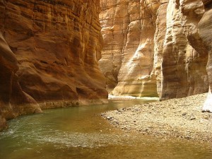 800px-wadimujib-canyon